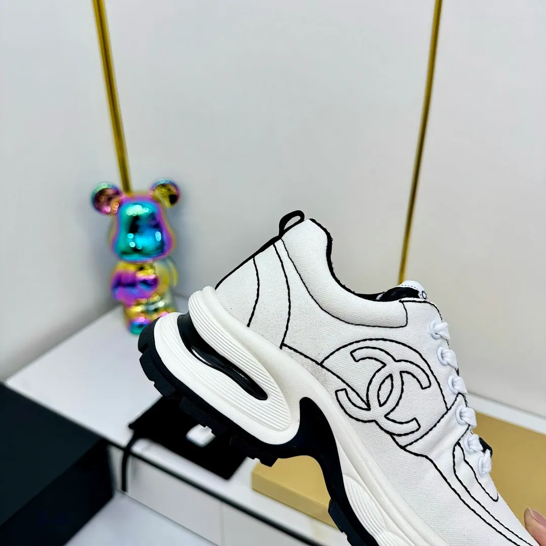 👟👟Ex-factory price 680👟👟 Upgraded version, upgraded version, upgraded version! No rebuttal accepted! ! ! ! Chanel Chanel panda shoes! 2025 counter's top casual sports shoes. This classic design; the upper is electro-embroidered with a variety of techniques; the outsole is fashionable and sporty; the unusual inclusion of a variety of color matching elements... The diversified mix and match is very good-looking and versatile, and can be used for leisure, fashion, sports, and outdoor... ꫛꫀꪝ Go➫ Materials: ❶Upper made of: original imported first-layer silk cowhide + original waterproof cloth + original first-layer cowhide ❷Inner lining: Original Yangli+Net ❸Outsole based on: Original TPU combination outsole Counter boutique packaging complete set for women 35–41 👉 👉 👉 👉